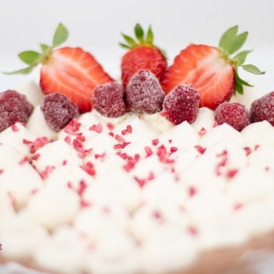 Tort fără zahăr cu decor căpșuni