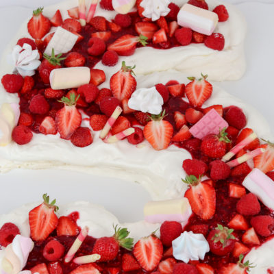 Tort pavlova decor căpșuni