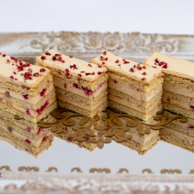 Prăjitură Medovik cu zmeură și caramel