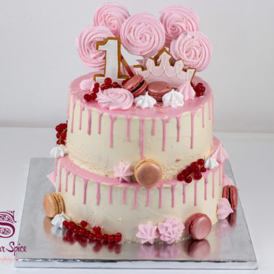 Tort aniversar decor roz